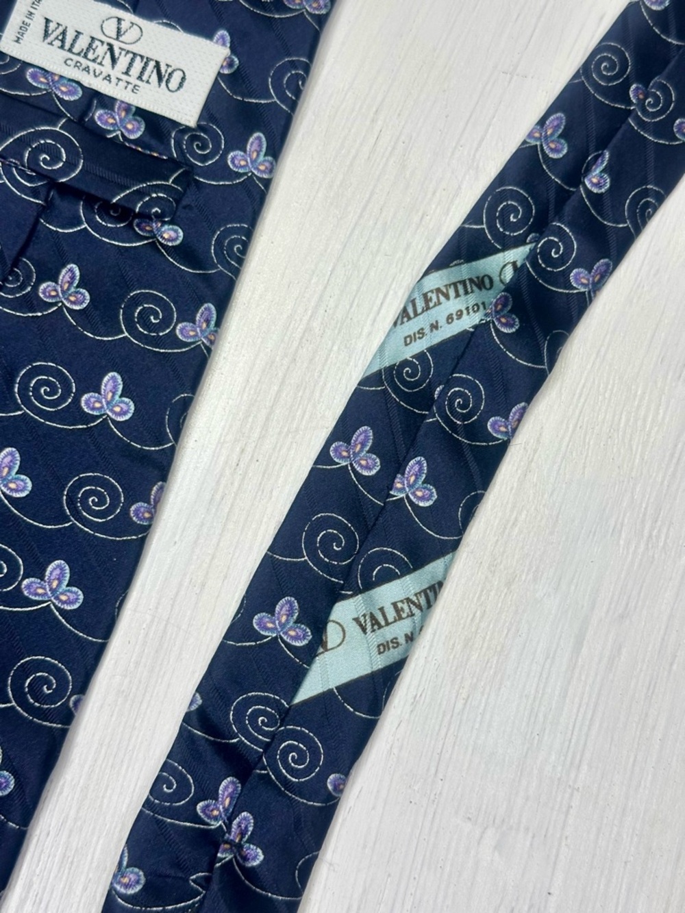 Valentino Cravatte Vintage 90’s Silk Tie Navy Blue Floral Swirl Italy Designer - Picture 8 of 10